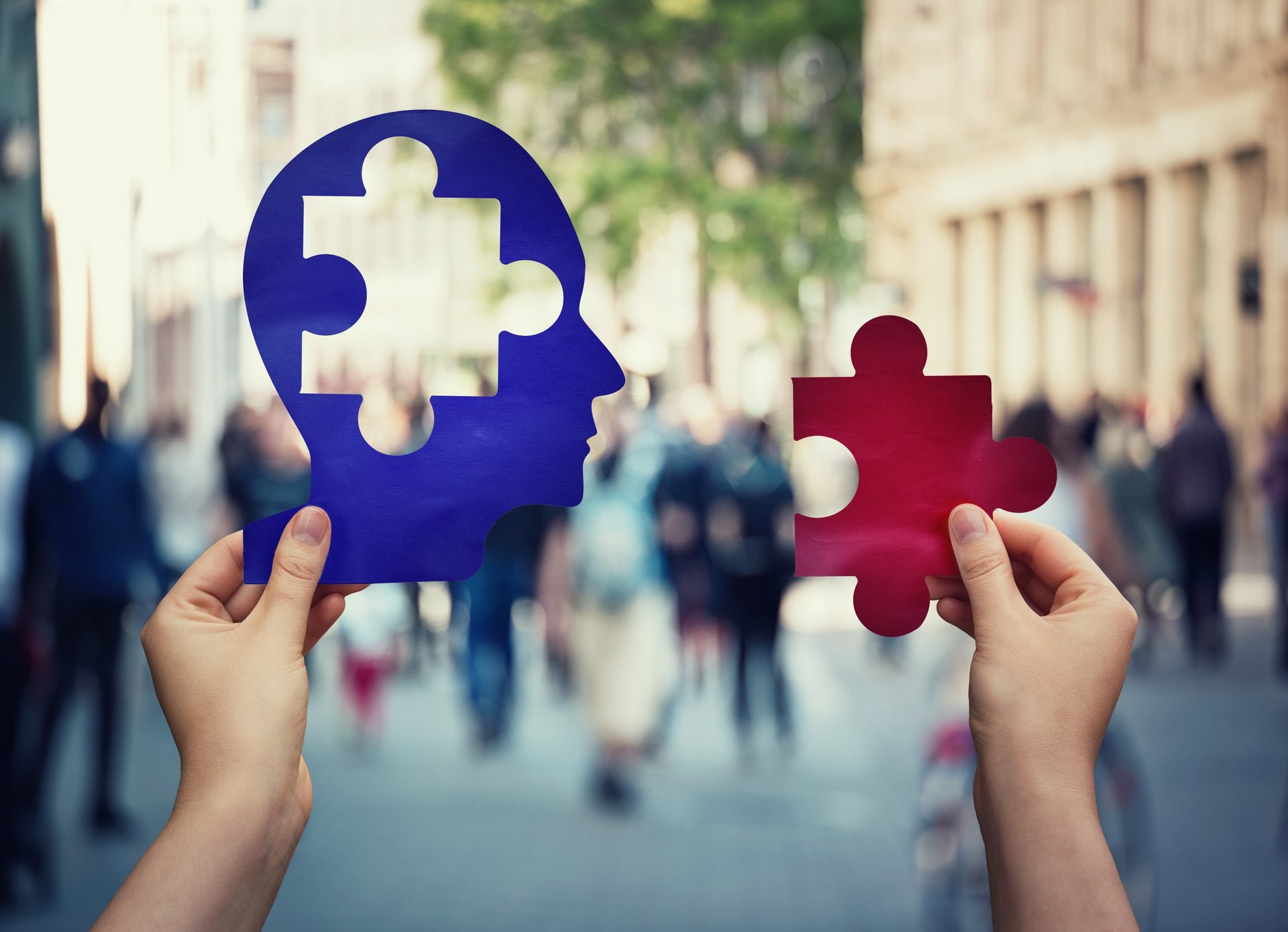Cinco cambios con los que las ciudades pueden adaptarse a las personas con Alzheimer