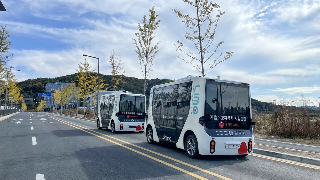 Ethics and responsibility of self-driving cars: who is responsible for AI accidents?