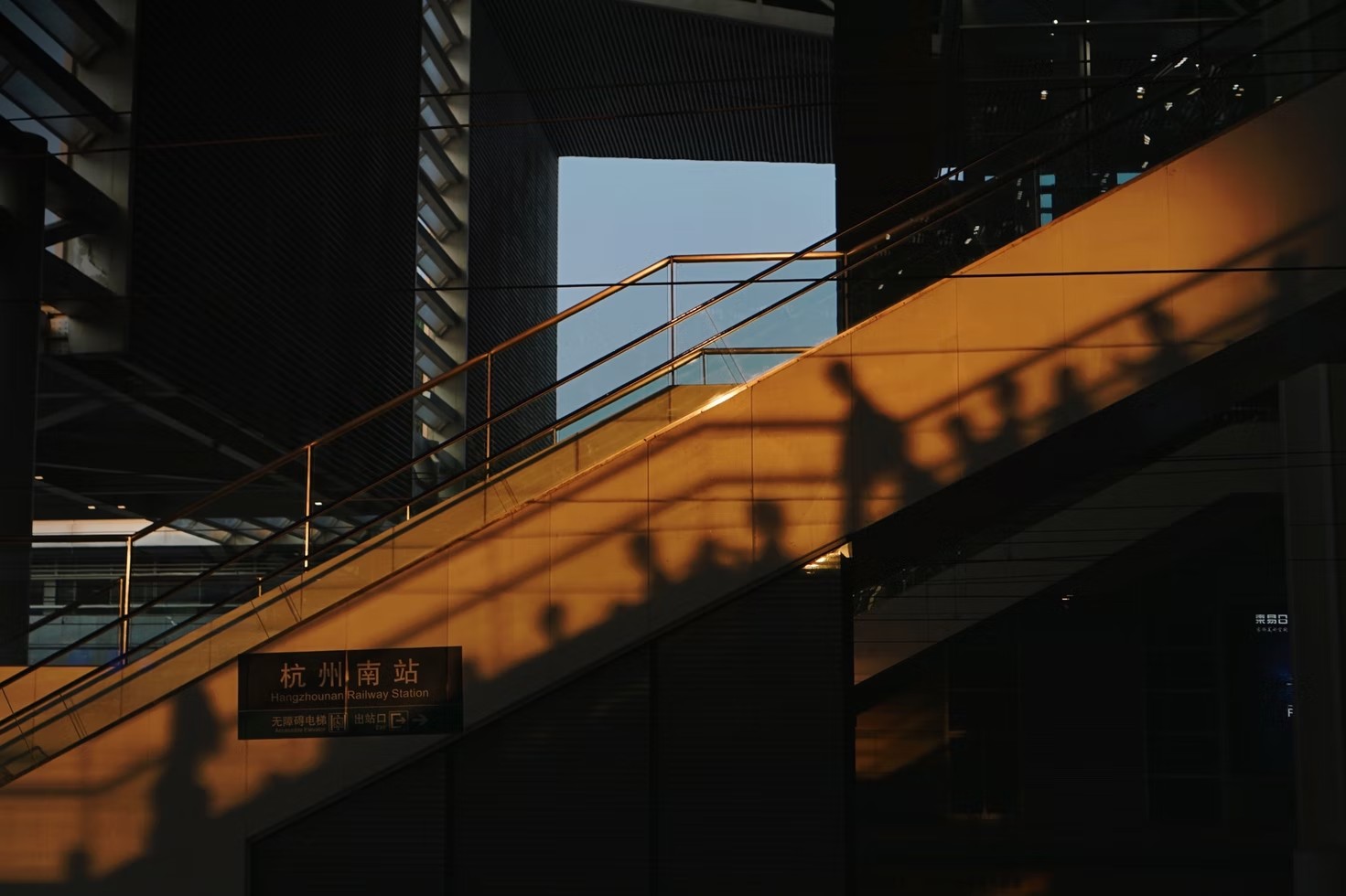 The evolving pattern of China’s public transport system: from pedals to high speed and back again