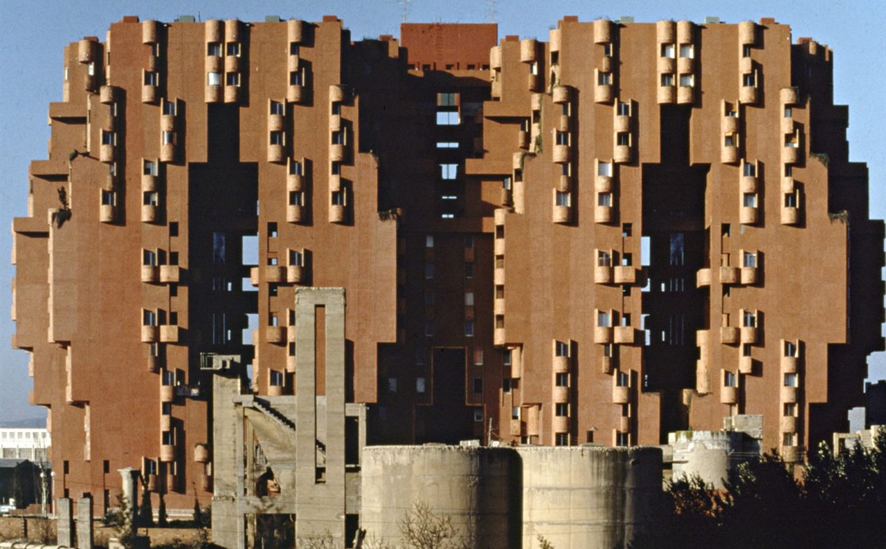 Walden-7: An Utopic City-Building