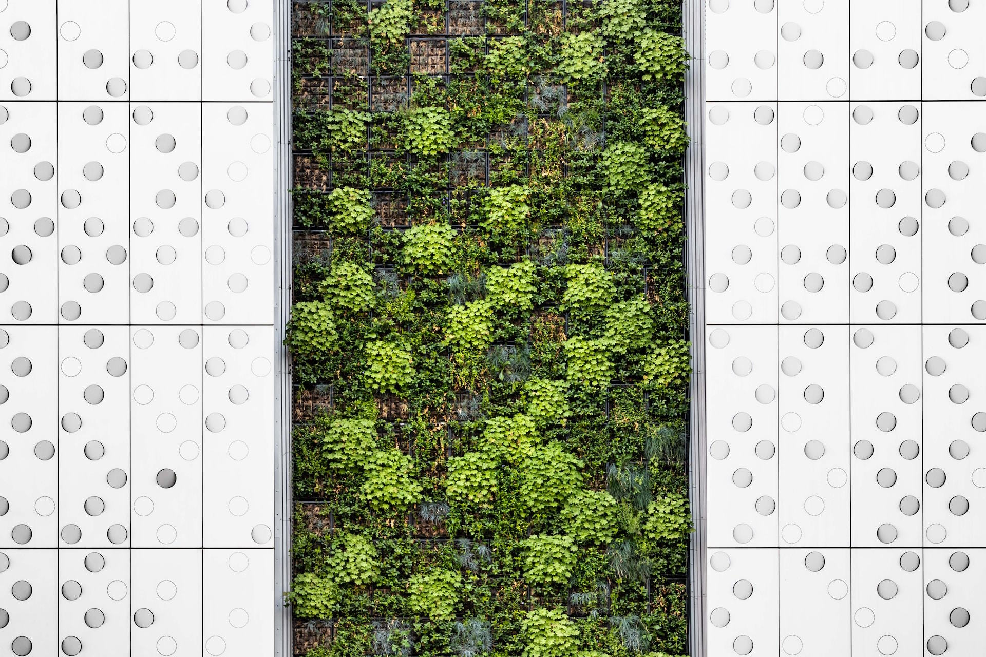 What is sustainable architecture and why is it important for smart cities?